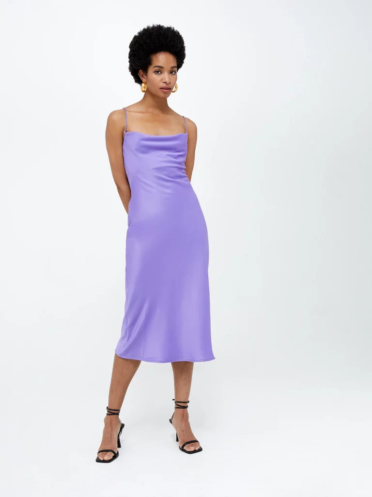 Mannequin porte une robe Omnes satiné de couleur violette.