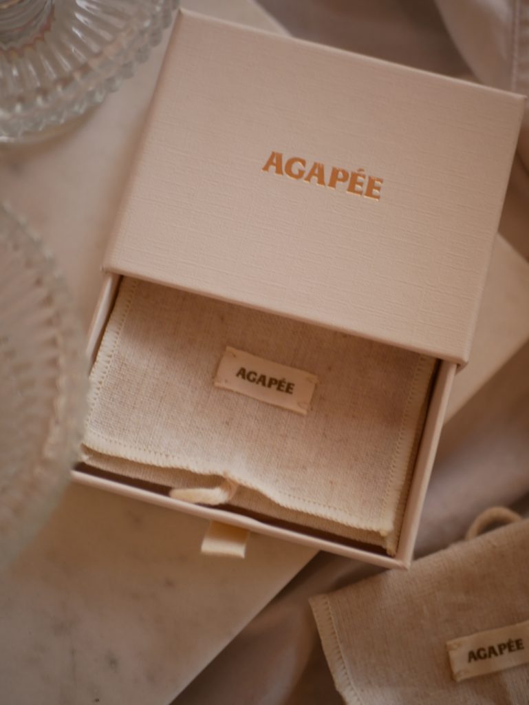 boite blanche agapée ouverte où on voir un pochon